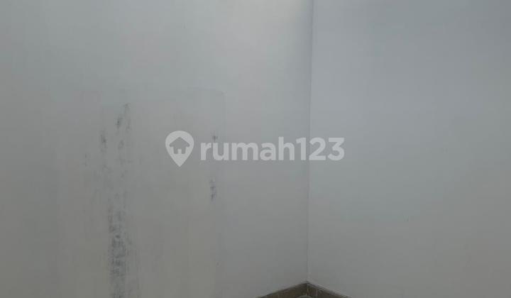 Brand new bay area house in West Jakarta for sale, 3 floors, excellent condition and ready to occupy, 4 units available, brand new, size 5x15m². 2