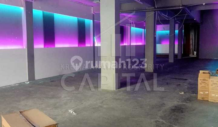 2.5-Storey Shophouse Suitable for Various Types of Businesses on Jenderal Sudirman Street.