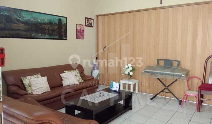 Rumah Lama dengan Halaman Luas dan Lokasi Dekat Kampus Ternama di Sayap Dago