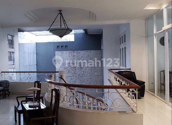 For Sale Nice House Suitable for Restaurant Development Central Jakarta 2