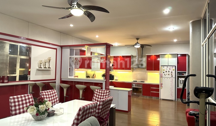 Rumah 3 Lantai Bagus Furnished di Kota Baru Parahyangan