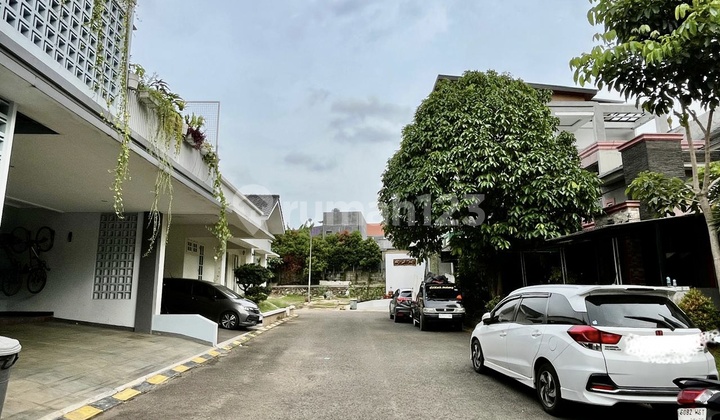 Rumah Dalam Cluster Elite Tenang Aman SHM di Graha Raya Bintaro