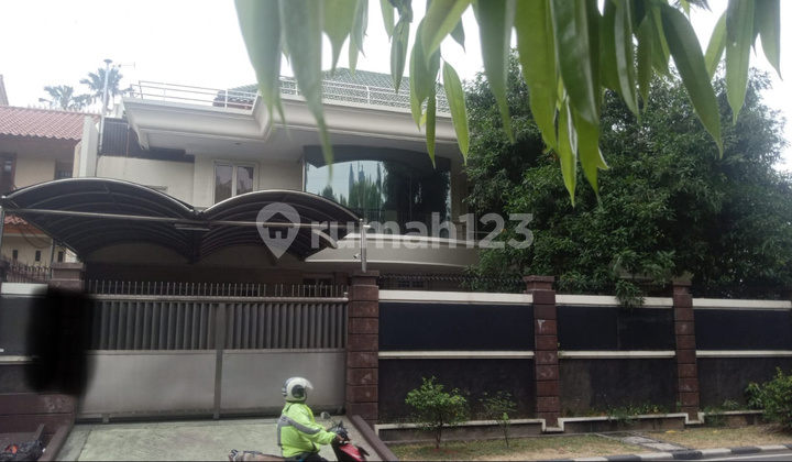 Ready-to-occupy house in Puri Indah Hook on boulevard street, close to mall, hospital & toll road. 1
