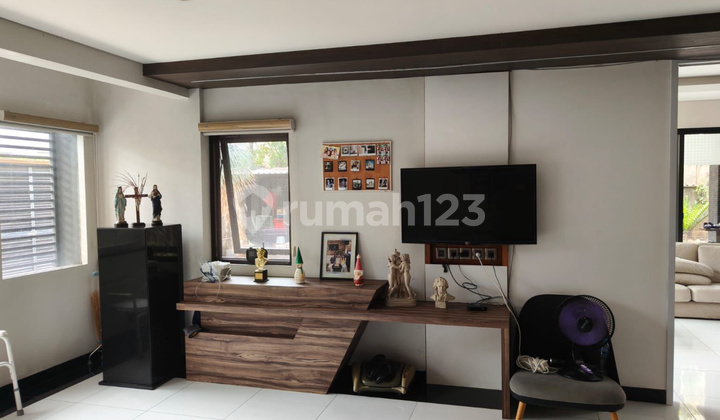 Ready-to-occupy Gemstone Buana house, 2 plots combined into 1 2