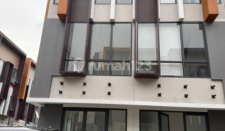 Disewakan Ruko Hook 3 Lantai Siap Huni di Campton Bsd