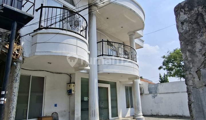 Golden Opportunity to Own a Luxurious 2-Story Boarding House + Rooftop in Kebon Jeruk, West Jakarta 2