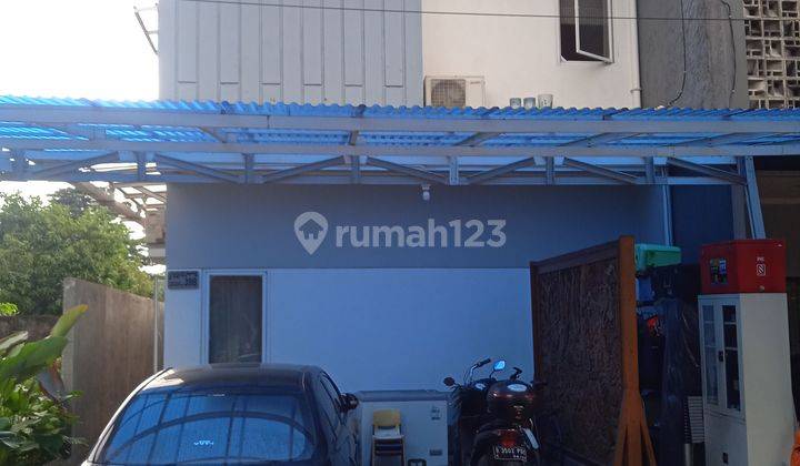 Rumah tiga lantai minimalis dan modern dekat pusat bisnis  1