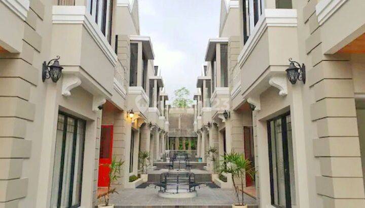 Setraduta Town House Bergaya Klasik Victoria 1