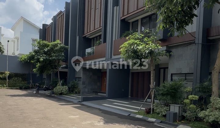Three-Storey House in Pancoran, South Jakarta 1