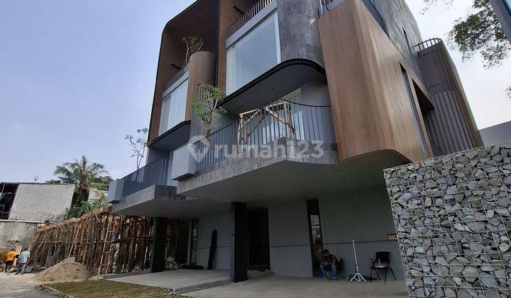 Rumah mewah 3 lantai dengan rooftop yang luas di kemang 1