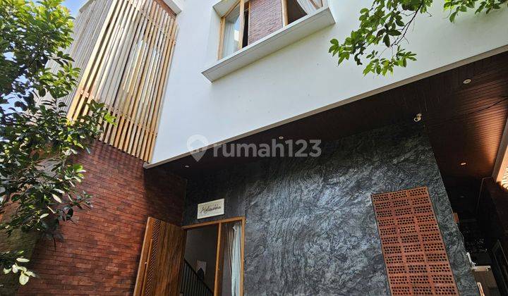 Rumah mewah dengan rooftop yang nyaman dalam komplek DKI jaksel 2