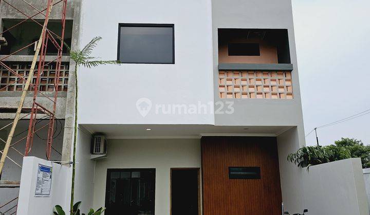 Rumah mewah 3 lantai dengan rooftop yg luas di pondok cabe 1