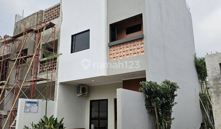 Rumah mewah 3 lantai dengan rooftop yg luas di pondok cabe 2