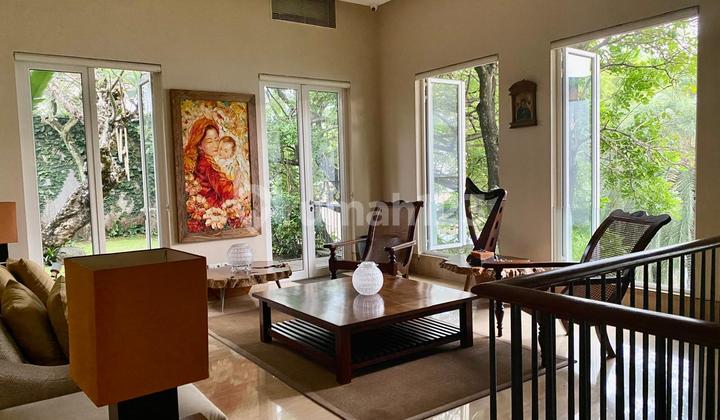 Rumah Mewah Dengan Kolam Renang Pribadi Dan Lantai Marmer di Bintaro