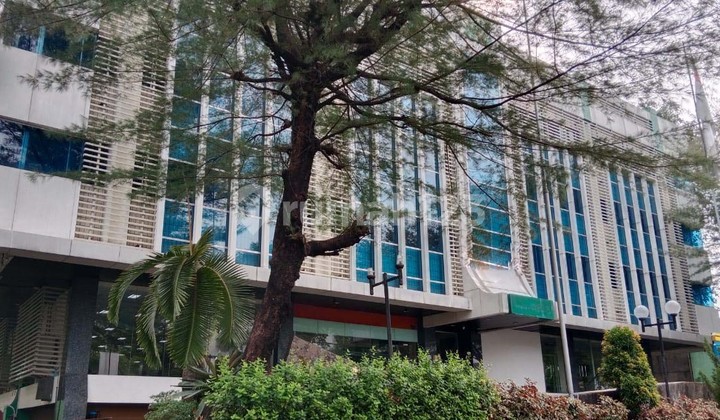 Gedung Perkantoran 4 Lantai Barre Condition di Cikini, Menteng