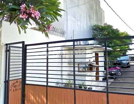 Rumah Cantik di Kawasan Tenang Dan Strategis, Kemang 2