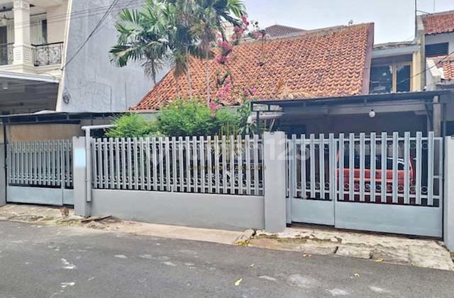 Kebayoran Baru Classic House Habitable Facing East