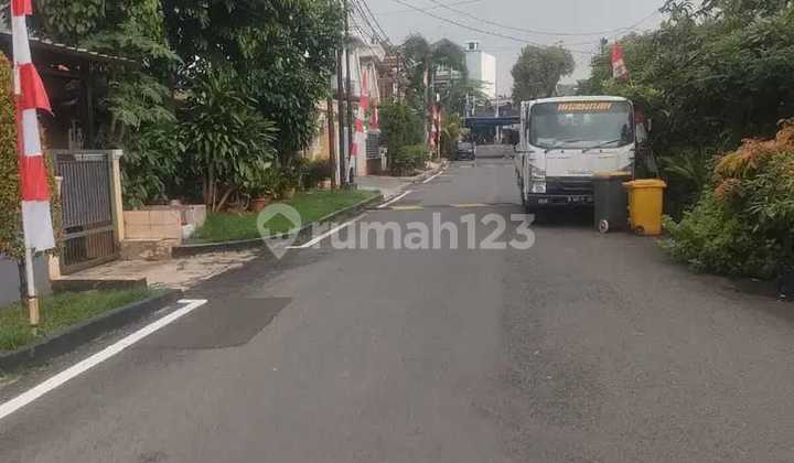 Old House in Pondok Bambu Complex Near SMAN 61