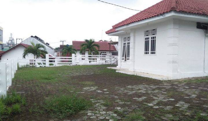 DISEWAKAN RUMAH LUAS LOKASI STRATEGIS TENGAH KOTA COCOK UNTUK TEMPAT TINGGAL ATAU KANTOR 2