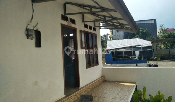 Rumah sewa parkir mobil luas  1