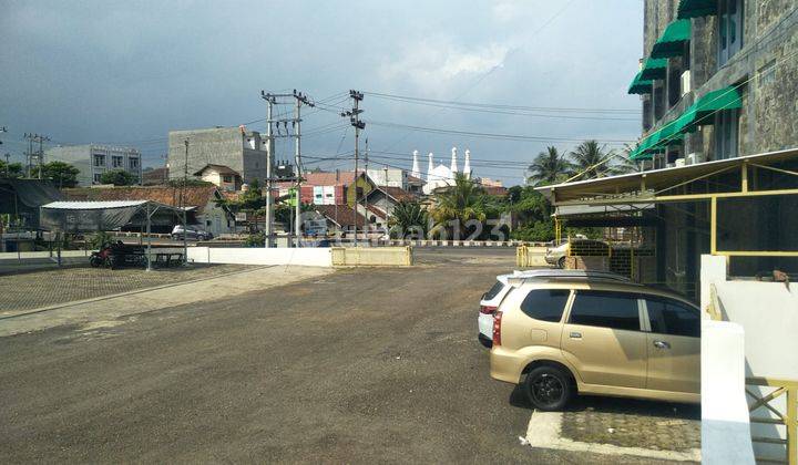 Rumah sewa parkir mobil luas  2