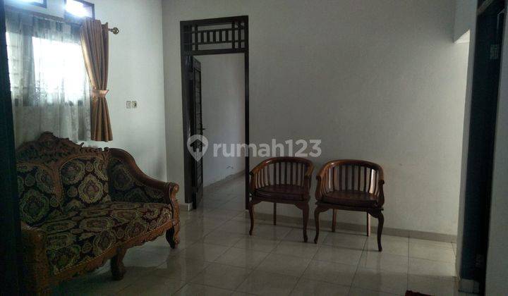 Rumah sewa parkir mobil luas  6
