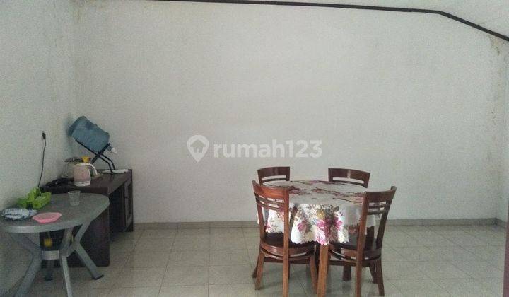 Rumah sewa parkir mobil luas  7