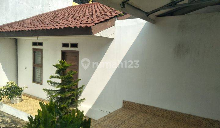 Rumah sewa parkir mobil luas  8