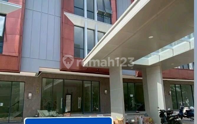 For sale. New row house. Attached. In tourist city. Front row. 2