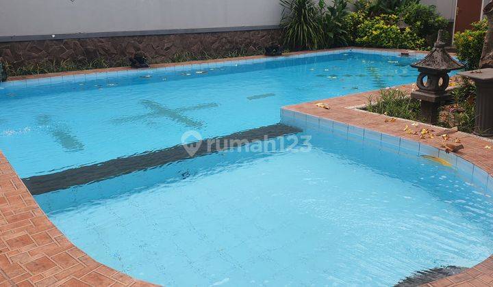 Rumah ada Kolam Renang  dan Garden Furnished Dekat Pintu  Toll 1