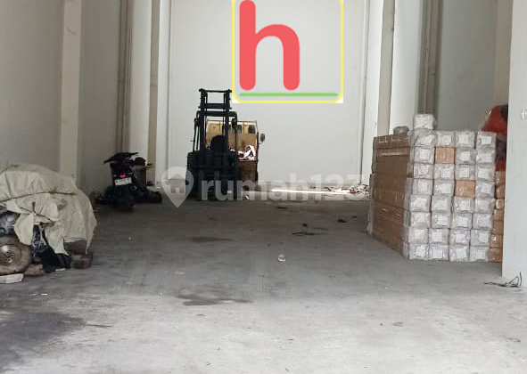 Warehouse on Bandengan Street, strategic location.