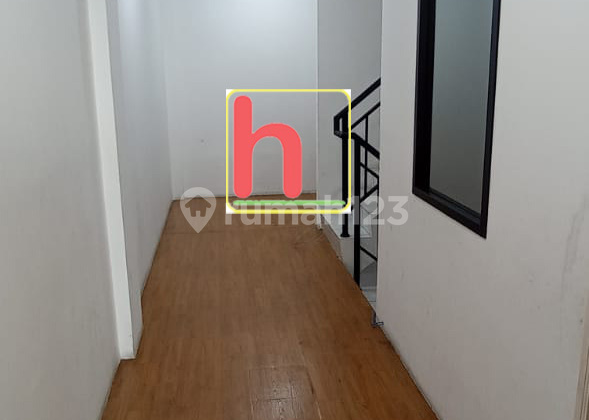 Ruko Toho Pantai Indah Kapuk, Hadap Jalan Raya