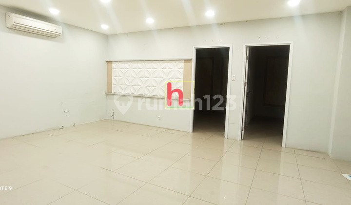 Three-unit row of shop houses at Metro Gallery PIK. Three-unit row of shop houses at Metro Gallery PIK.