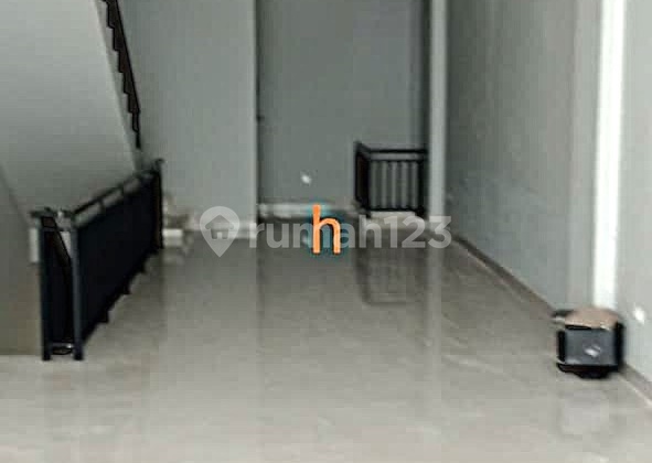 Ruko 4 lantai di Golf Island