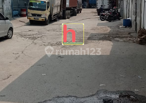 Warehouse on Bandengan Street, strategic location.