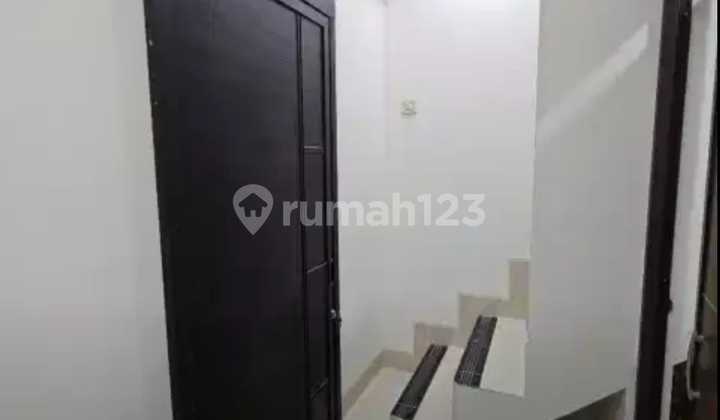 Rumah Tiga Setengah Lantai Siap Huni di Tambora Jakarta Barat