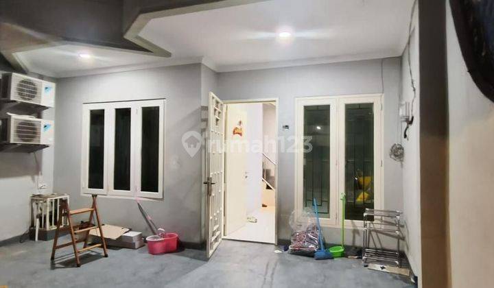 Dijual cepat rumah 2 lantai siap huni Muara Karang 2