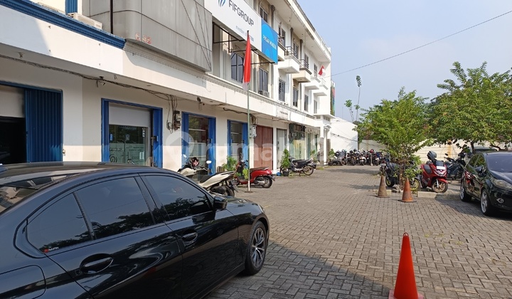 Auction of 3-Storey Shop House on Jl Raya Pasar Minggu 2