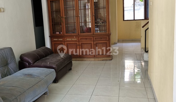 Rumah Luas, Cantik, Dekat Stasiun Lrt 