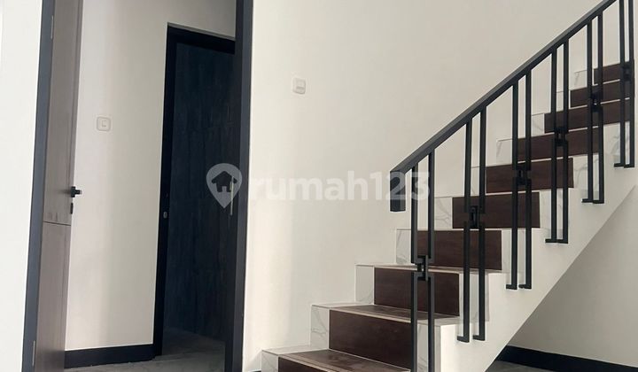 RUMAH BARU GRESS MODEL AMERICAN STYLE BABATAN PANTAI 2