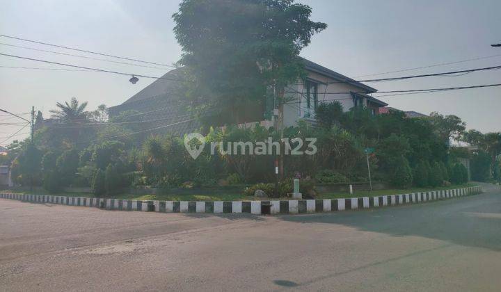 Dijual Rumah Sangat Mewah Hook Semi Furnish Dengan Taman Besar  1