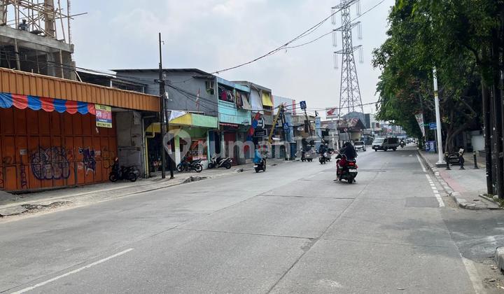 Cheap 3-story shop house needing renovation on West Semper, Brantas River Street.