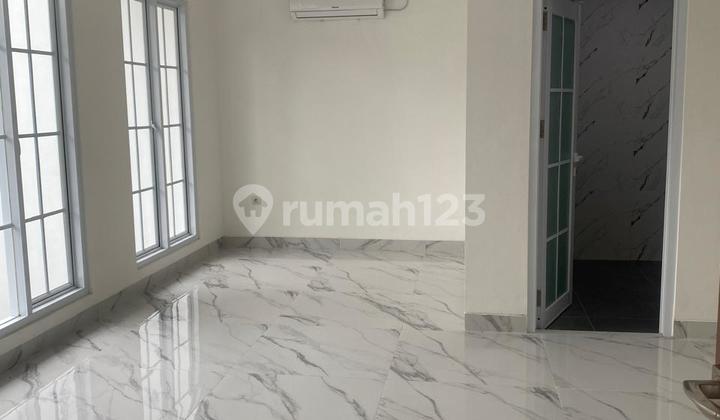 Dijual Rumah Baru Semi Furnished Dilengkapi dengan Kolam Renang 2