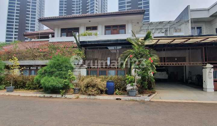 DIJUAL Rumah HOEK Taman Gandaria City di Jakarta Selatan