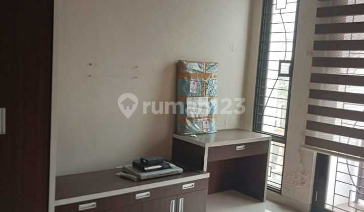 Rumah Bangunan Mandiri 2,5 Lantai Dekat Ke Pasar Modern Bsd