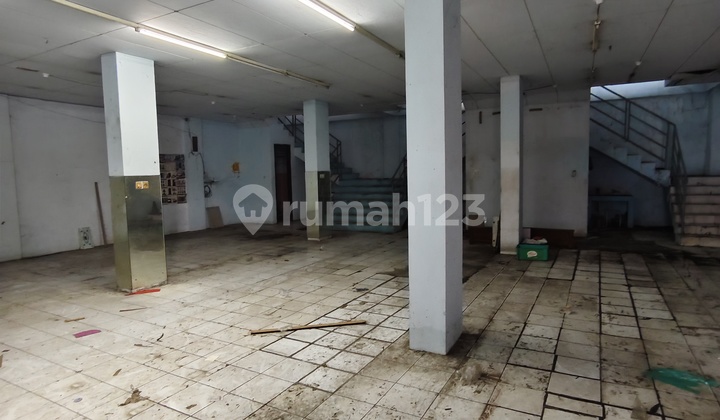 For Rent, 3-Storey Row of 3 Shops, Fully Open Plan, in Central Market Area. 2