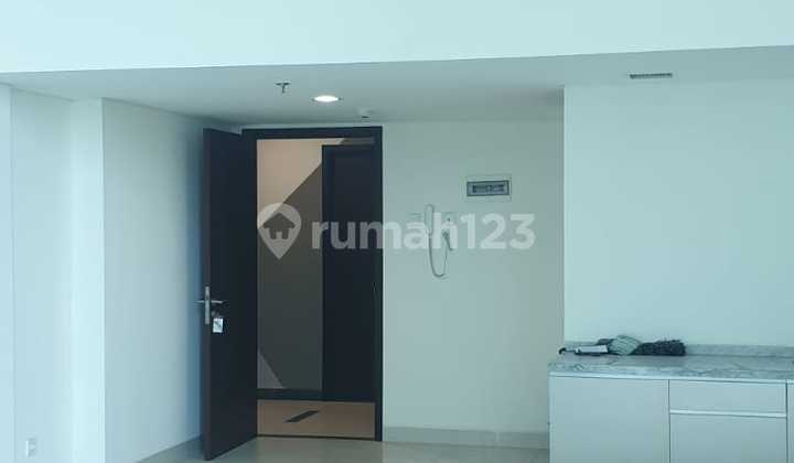 Mezzanine Partitioned with Glass Suitable for Office in Brooklyn Apartment