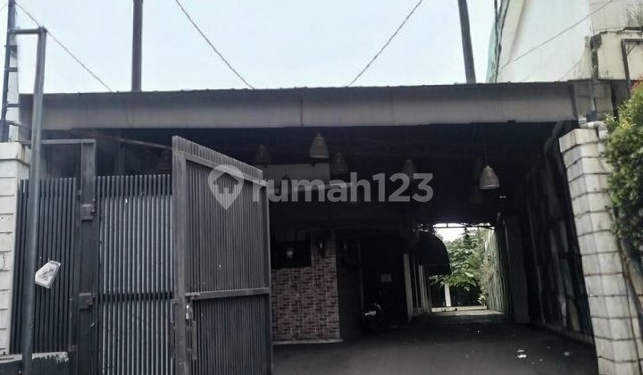 Former Restaurant Furnished, Pocket-Shaped Land, Busy Location