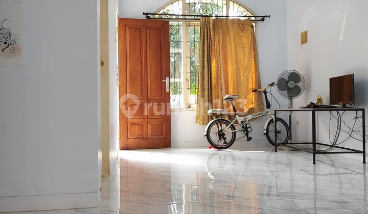 Rumah 1 Lantai Sudah Terenovasi Dengan High Ceiling Di Regency Melati Mas