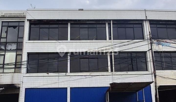 For Rent, 3-Storey Row of 3 Shops, Fully Open Plan, in Central Market Area.